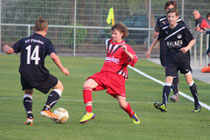 Rudi Wasirow setzt den Spieler des SV Flieden unter Druck