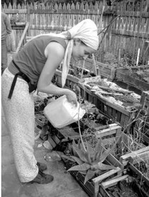 Ella beim Gießen in einem urbanen Garten in Buenos Aires