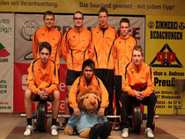 Die junge Truppe mit Vereinsmaskottchen "Flöwi"