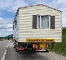 Mobil home perché sur un convoi exceptionnel