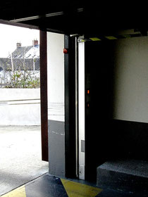 Sortie étroite du parking -marques