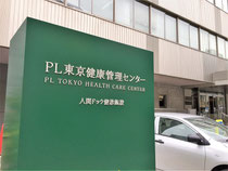 緑の看板が見えたら右の細い路地を覗いて下さい。