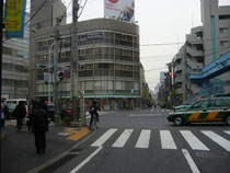 山手通りに出たところです。
