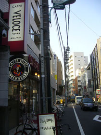 カフェヴェローチェ。ここから約5分です。