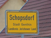 Am Ortseingang von Schopsdorf steht das Ortsschild. Nicht weit dahinter liegt unser Ökohof. Schopsdorf ist die Gemeinde und Stadt Genthin eingemeindet worden. Sie ist eine der Gemeinden im Landkreis Jerichower Land.
