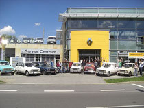 Die Renaultzeros JHV- Mitglieder vor dem Autohaus Hanauer