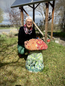 Martina Strigel mit einem Mosaik-Pilz