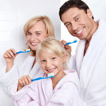 Was nimmt man am besten für die Zahnpflege? (© Deklofenak - Fotolia.com)