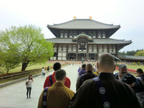 東大寺に向かって行道