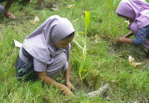 Girls work carefully because it is their first experience. The experience will nurture the green-loving mind.