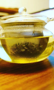 緑茶は熱を冷まし、イライラも鎮める。浜松市整膚サロンスーリールでは施術後にお客様の気分や症状に合わせてアフターティを提供しています
