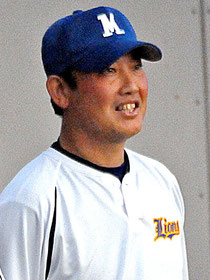 写真は少年野球の監督時代の杉山氏。