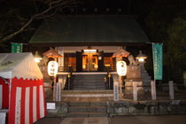境内に人はいませんでしたが、本殿はライトアップされていて、静かにお参りするには向いている神社です。