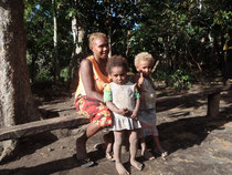 Ni-Vanuatu Mutter mit ihren zwei Kindern