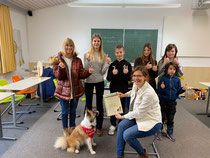 Marie-Josephine Schudack hat ihre wunderbare Hündin Lotta zum Schulhund für das Schloss Gymnasium in Kirchberg ausgebildet. Welch eine enorme Bereicherung für die Schüler und Schülerinnen. Herzlichen Glückwunsch 💐