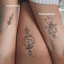 Por aqui os dejamos unos tattos que hizo ella🥰
