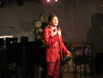 とってもキュートな真っ赤なスーツ姿