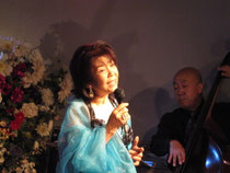 安達那り子さん