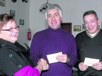 Eine Spende der Landfrauen übergab (v. l.) Vorsitzende Elisabeth Rohrbach an die Pfarrer Werner Ewald (Niederaula) und Bernd Seifert (Niederjossa). Foto: privat