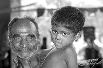 Portrait d'un grand père et de son petit fils