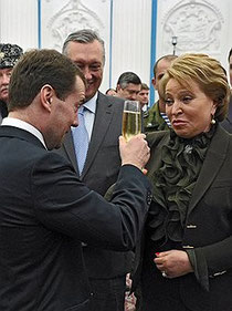 Через два месяца Дмитрий Медведев наконец сможет поднять бокал за нового губернатора Петербурга Фото: Александр Миридонов, Коммерсантъ