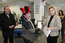 Frau Lohse von der FP überreicht Udo Barig die Plakette für den 1.Platz