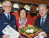 Zum Ehrenortsbrandmeister ernannte Samtgemeindebürgermeister Martin Brinkmann (rechts) den Merzener Feuerwehrchef Hugo Thünker (hier mit Ehefrau Gabi). Thünker leitete die Feuerwehr seit 1984. Fotos: Christian Geers