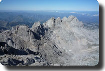 Naranjo de Bulnes (2519), Torrecerredo (2648), Peña Santa (2596) y Pico de los Cabrones (2553).