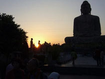 夕陽に浮かぶインド　ブッダガヤーの大仏と仏弟子の像