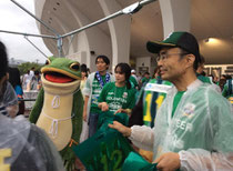 入場ゲートでお客様のお出迎えをする一平くん