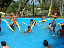 Niños con flotadores