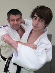 Gwendal Cabon (à droite) portant une technique sur son professeur, David Bizouarn lors d'une séance d'entraînement, samedi. 