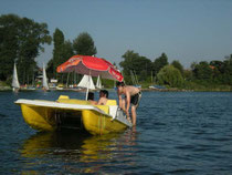 Paul, Dani, Jens treten das Boot