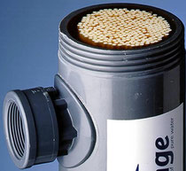 Ultrafiltrations Mehrkanal-Hohlfaser - sogenannte Multibore-Fasern - in einem Filter eingebaut