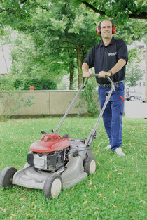 Wir mähen Ihren Rasen mit kleinem und großem Gerät, je nach Fläche