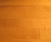 Wasserrand vom Glas auf Holz