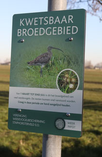 Op woensdagmorgen 19-3 hebben een viertal vrijwilligers informatieborden in het Staphorsterveld geplaatst.  Op een twintigtal punten bij de toegangswegen tot het Staphorsterveld zijn de informatieborden voor het publiek geplaatst. Ook is er op een aantal borden van SBB een kleiner formaat informatiebord geplaatst.  