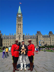 Kasimir mit Offizieren der Roayl Canadian Mounted Police, auch Mounties genannt