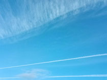 朝から２本の飛行機雲☁けっこうな長さでした✈✈