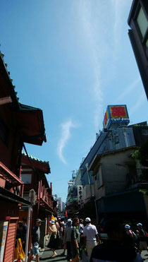 浅草寺の脇道から見えた　龍ノオトシゴみたいな雲