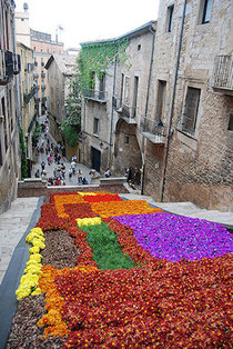 Calles adornadas de flores en Girona