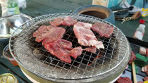 美味しそうに七輪で焼けている焼肉、BBQ