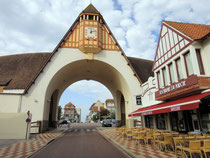 La voûte du marché enjambant la rue Jean Monnet, côté est - Le Touquet-Paris-Plage