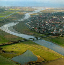 Vue aérienne de la ville d'Etaples sur mer située en amont de l'estuaire de la Canche