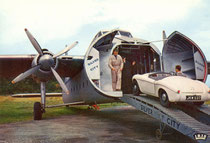 Embarquement d'une automobile à bord d'un Bristol 170 Freighhter à l'aéroport de Lydd, à destination du Touquet