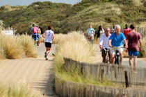 Promenades piétonnes et cyclabes sur la route en corniche, aujourd'hui nichée au creu des dunes