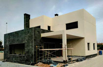 Construcción de vivienda unifamiliar en Elche donde combina a la perfección el recubrimiento de monocapa blanco, con el revestimiento cerámico negro pizarra.
