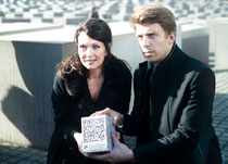 Foto: Iris Berben und Daniel-Jan Girl bei der  Verlegung eines QR Cobble am Holocaust  Denkmal in Berlin (DGMK, 2014)