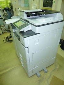今日、事務所にやってきた新しい複合機。これで事務所の作業効率も上がる!?