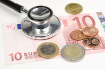 Geld und Stethoskop